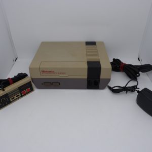 Nintendo NES (2 fissures sur la coque supérieur) et angles un peu cassés, fonctionnelle