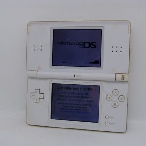 Console DS lite charnière ne tient plus beaucoup et traits noirs sur l’écran, mais n’empêche en rien le fonctionnement