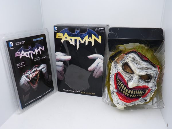 Batman death of the family book & mask set