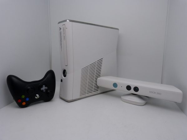 Console Xbox 360 S 4Go blanche + Kinect 360 blanche