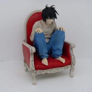 Figurine L death note avec un pied de chaise recollé